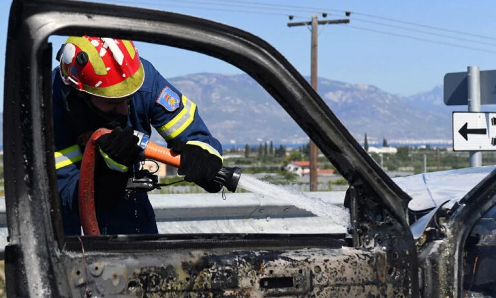 Κεφαλονιά: Λευκά τριαντάφυλλα, κεριά και μηνύματα αγάπης στο σημείο που «έφυγε» ο 17χρονος